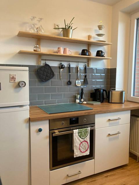 Küche mit Backofen und Kochfeld