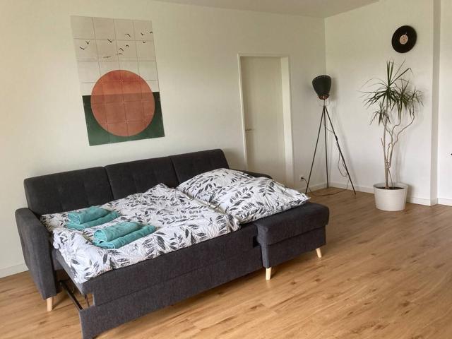 Ausgezogenes Schlafsofa im Wohnzimmer
